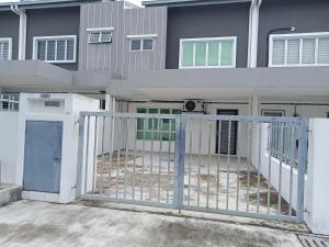 una casa con un cancello davanti di Homestay UmahMak a Bandar Puncak Alam