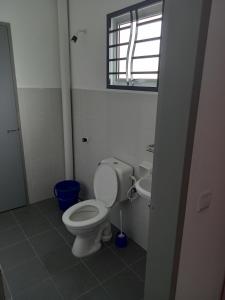 uma casa de banho com um WC e um lavatório em Homestay UmahMak em Bandar Puncak Alam