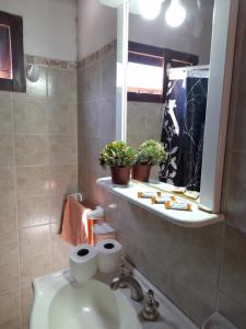 un baño con lavabo y espejo en Lo de Mora, en Cafayate 1 foto más