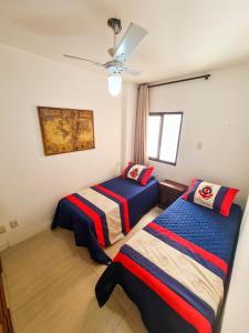 um quarto com 2 camas e um tecto em Apartamento pé na areia - Praia do Forte em Cabo Frio