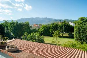 a roof of a house with mountains in the background at Casa Quinta Mar, Casa de campo en el Tule, Oaxaca. in Santa María del Tule +55 photos