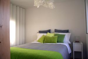 リスボンにあるLAGARES 38のベッドルーム1室(緑の枕が付くベッド1台付)