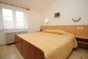 Posteľ alebo postele v izbe v ubytovaní Apartments by the sea Preko, Ugljan - 8515