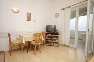 TV a/nebo společenská místnost v ubytování Apartments by the sea Preko, Ugljan - 8515
