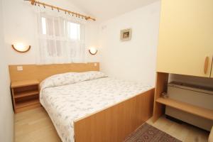 Postel nebo postele na pokoji v ubytování Apartments by the sea Preko, Ugljan - 8515