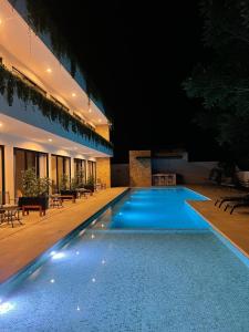 a large blue swimming pool in a building at night at Kali Secreto in Jalpan de Serra