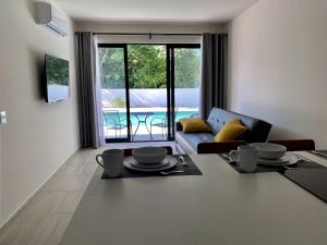 a living room with a table and a couch at Kali Secreto in Jalpan de Serra