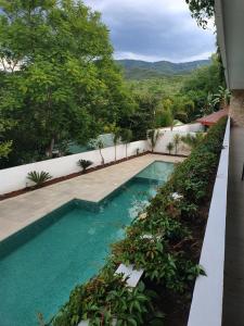 una piscina frente a una casa en Kali Secreto, en Jalpan