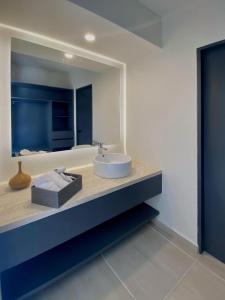 uma casa de banho com um lavatório e um espelho em Kali Secreto em Jalpan de Serra