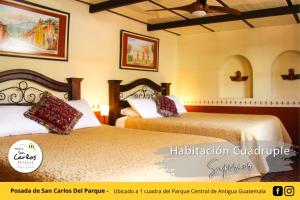 una habitación de hotel con 2 camas en una habitación en Posada de San Carlos del Parque, en Antigua Guatemala