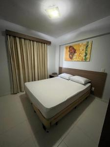 Un dormitorio con una cama grande en una habitación. en Flat 501 - Condominio Veredas do Rio Quente - Diferenciado com ar na sala e no quarto, en Rio Quente