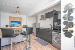 a kitchen with a counter and a washing machine at Foyal Toloman - Karanbol in Fort-de-France