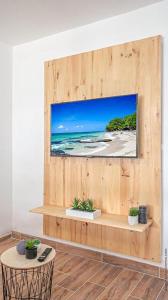 sala de estar con TV en una pared de madera en Foyal Toloman - Karanbol, en Fort-de-France