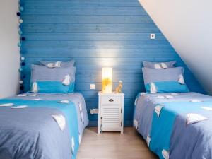 Llit o llits en una habitació de Cosy apartment in Saint Vaast la Hougue near the beach