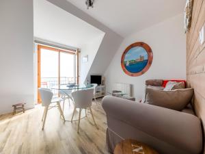 Televízia a/alebo spoločenská miestnosť v ubytovaní Beautiful apartment with sea views