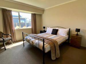 a bedroom with a bed and a window at Rocking it On Rhoboro in Twizel