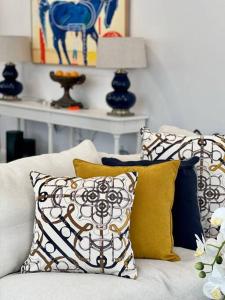 uma sala de estar com um sofá com almofadas em Sunnyside Luxurious 4BR Art Villa, Fireplace, Village 2mins em Wentworth Falls