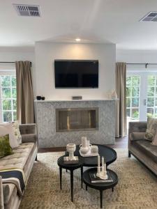 uma sala de estar com um sofá e uma lareira em Sunnyside Luxurious 4BR Art Villa, Fireplace, Village 2mins em Wentworth Falls