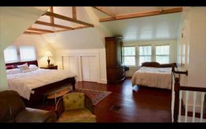 Country House on 1 Acre 4 Beds Great for Events or a quiet weekend! tesisinde bir odada yatak veya yataklar