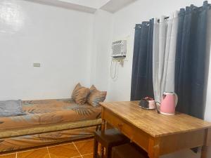 Camera con letto e tavolo con sidro. di Traditional Filipino Home near 100 Islands Wharf a Alaminos