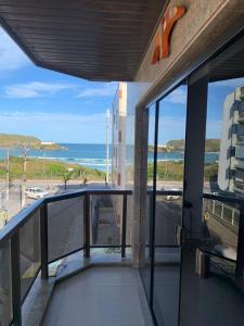 uma vista para o oceano a partir de um edifício em Apartamento pé na areia - Praia do Forte em Cabo Frio