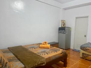 - une chambre avec un lit doté d'un ours en peluche dans l'établissement Traditional Filipino Home near 100 Islands Wharf, à Alaminos