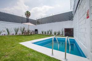a swimming pool in the backyard of a house at Casa con alberca privada y jardin in Cuautla Morelos