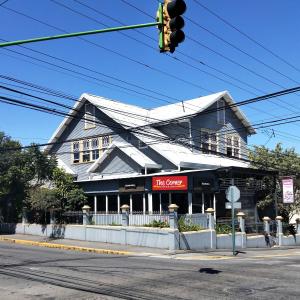 ein Gebäude an der Ecke einer Straße mit einer Ampel in der Unterkunft Casa Aldea Hotel Bed & Breakfast in San José + 34 Fotos