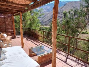 a room with a bed and a balcony with a view at Ladera Loft Pisco Elqui in Pisco Elqui