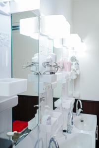 bagno con 2 lavandini e specchio di SAMURAI STAY 洗足池-male only 男性専用 a Tokyo
