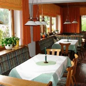 jadalnia z 2 stołami, krzesłami i oknami w obiekcie Haus Astrid-Christoph w mieście Finkenberg