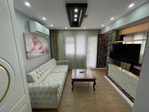 伊茲密爾的住宿－Mira Hotel Boutique，客厅配有白色沙发和平面电视。