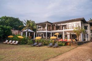 Zahrada ubytování Sānti Beach House with pool & beach
