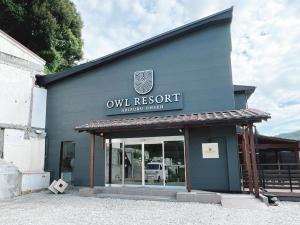 een gebouw met een bord aan de zijkant bij OWL RESORT ARIFUKU ONSEN in Gotsu