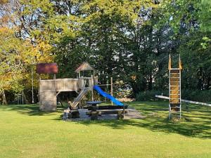 um parque infantil com escorrega e uma escada em Holiday home in Willingen in beautiful hilly surroundings em Stryck