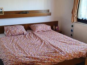 uma cama com um edredão e duas almofadas em Holiday home in Willingen in beautiful hilly surroundings em Stryck