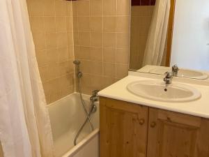 une salle de bain avec un lavabo, une baignoire et une douche dans l'établissement 3 pièces pour 6 pers avec balcon, parking, et wifi à Orcières-Merlette - FR-1-636-216, à Orcières 6 autres photos