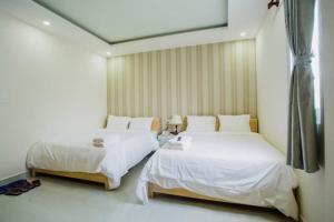 Un pat sau paturi într-o cameră la BÔNG LÚA VÀNG HOTEL
