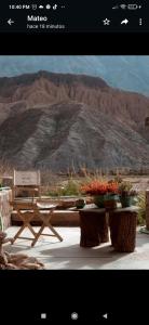 página de un sitio web con una mesa de picnic y una montaña en Finca La Candelaria en Maimará