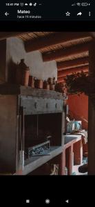 una vieja chimenea con ollas encima en Finca La Candelaria en Maimará