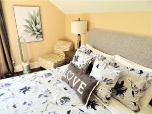 um quarto com uma cama com lençóis azuis e brancos e uma cadeira em iResidence in Toronto - LUX 3 Bedroom Vacation Home em Toronto