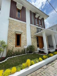 een huis met een tuin ervoor bij AW Lor House - Yogyakarta in Sleman