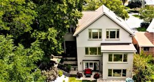 an aerial view of a white house at iResidence in Toronto - LUX 3 Bedroom Vacation Home in Toronto