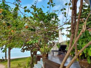 eine Holzterrasse mit einem Klavier am Strand in der Unterkunft Yao Yai Beach Resort in Ko Yao Yai