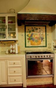 a kitchen with an oven with a picture on the wall at La Casa Ideal Para Tu Estancia. in San Miguel de Allende