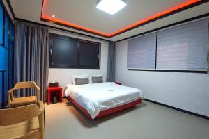 Postel nebo postele na pokoji v ubytování Hotel Danube Seomyeon