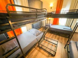 an overhead view of a room with two bunk beds at ITH Mission Beach Backpacker Hostel in San Diego