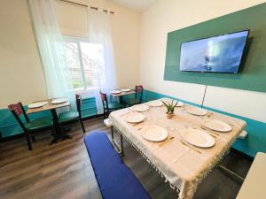 a dining room with a long table and chairs at ITH Mission Beach Backpacker Hostel in San Diego
