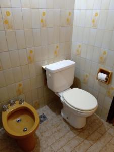 a bathroom with a toilet and a sink in it at PUNTO FIJO in Zárate