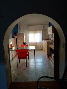a kitchen with a table and a red chair at PUNTO FIJO in Zárate